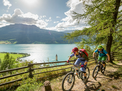 Due persone che fanno un giro in bici intorno al Lago di Resia