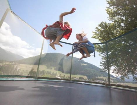 ... while your little ones romp about the garden with the hosts’ kids blogbeitrag-5gruendefuerfamilienurlaub-01
